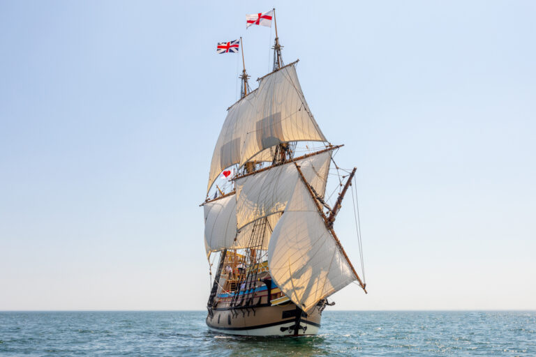 Mayflower Under Sail 768x512